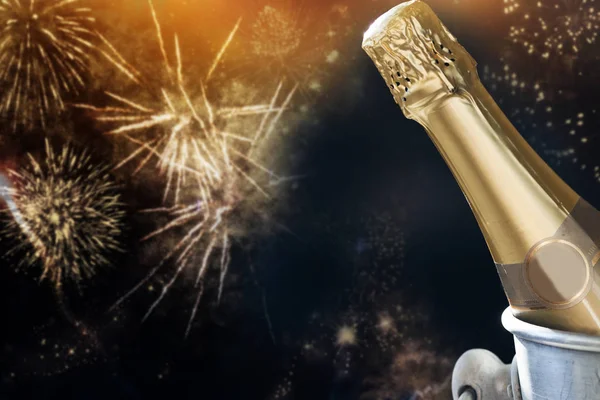 Bottiglia di champagne pronto a portare nel nuovo anno - luci vacanza — Foto Stock