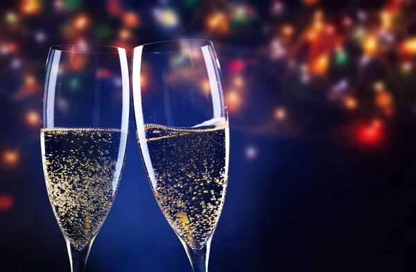 Dos copas de champán listo para traer en el Año Nuevo - vacaciones l —  Fotos de Stock