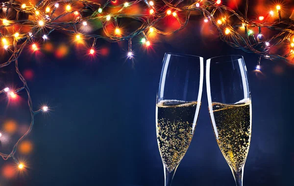 Dois copos de champanhe prontos para trazer o Ano Novo - férias l — Fotografia de Stock