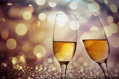 iki şampanya bardağı yılbaşı - tatil l getirmek için hazır