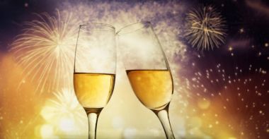 iki şampanya bardağı yılbaşı - tatil l getirmek için hazır
