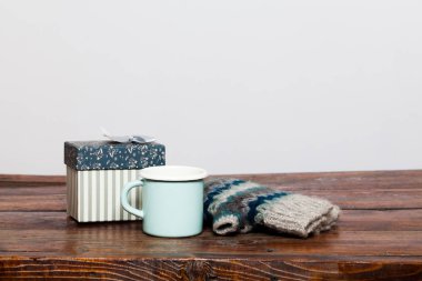 Vintage parlak yeşil fincan sıcak çay ve tahta üzerinde sıcak eldiven 