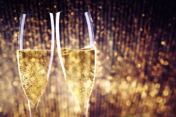 Két pezsgő szemüveg készen áll, hogy az új évben - üdülési l — Stock Fotó