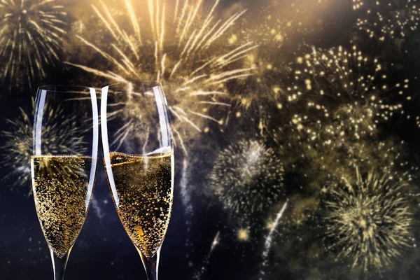 Dos copas de champán listo para traer en el Año Nuevo - vacaciones l —  Fotos de Stock
