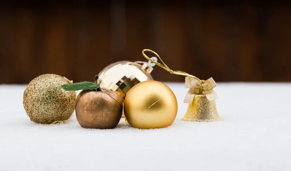 Weihnachtsdekoration im Neuschnee — Stockfoto