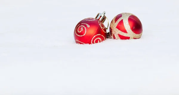 Décorations de Noël dans la neige fraîche — Photo