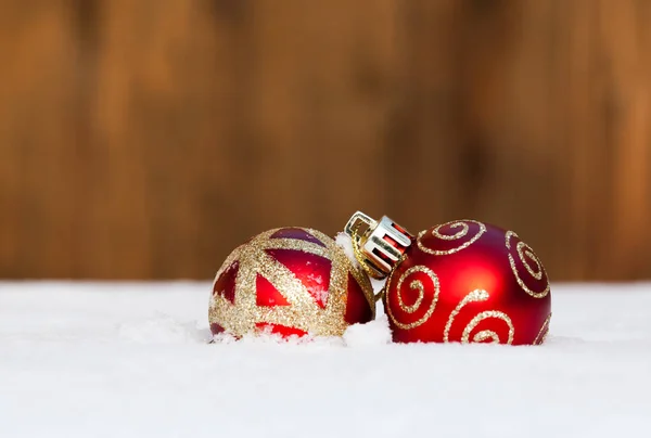 Décorations de Noël dans la neige fraîche — Photo
