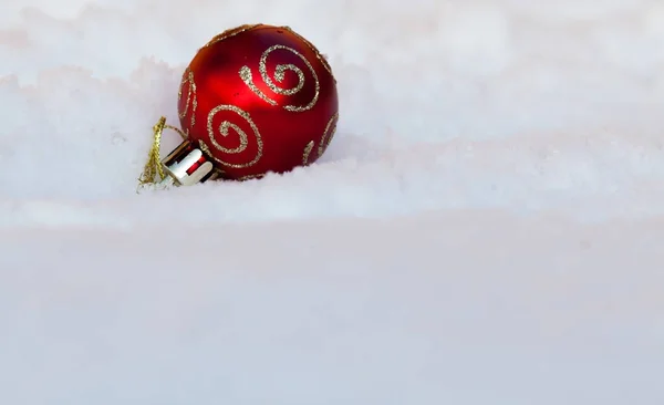 Décorations de Noël dans la neige fraîche — Photo