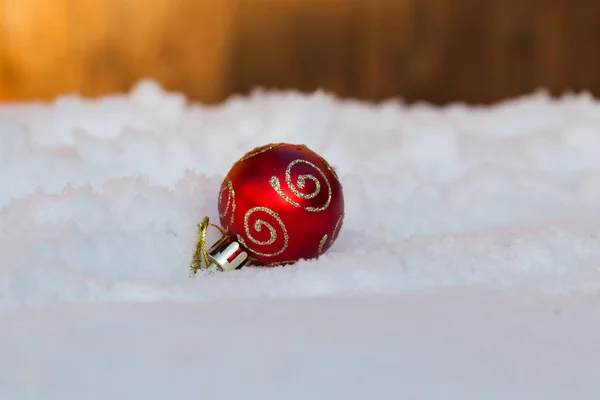 Kerstversiering in verse sneeuw — Stockfoto