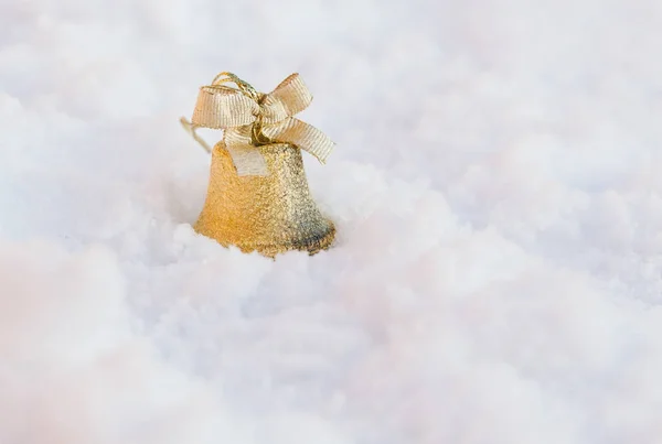Kerstversiering in verse sneeuw — Stockfoto