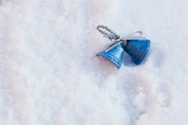 Ozdoby świąteczne w puszystym śniegu — Zdjęcie stockowe
