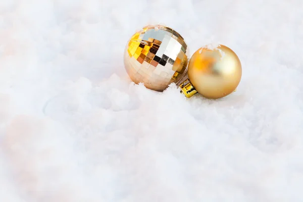 Decoraciones de Navidad en nieve fresca —  Fotos de Stock