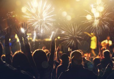 Yeni yıl konsepti - kalabalığı ve havai fişekleri neşelendirmek