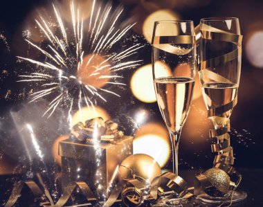 Şampanya bardağı ile kızartma 