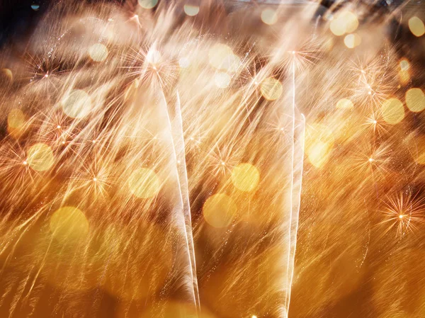Havai fişek ve tatil ışıkları ile yeni yıl arka plan — Stok fotoğraf
