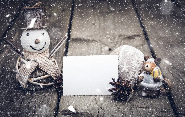 Vintage Noel süsleri ve kartları ile boşaltmak ahşap üzerinde — Stok fotoğraf