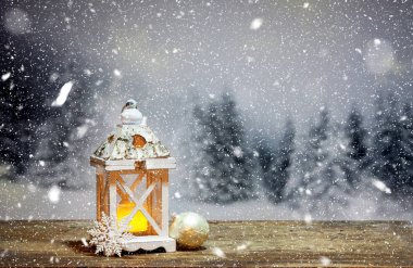 Noel fener ve karlı köknar içinde belgili tanımlık geçmiş