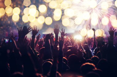 Kalabalığı eğlendirmekten havai fişek - yeni yıl kavramı izlerken