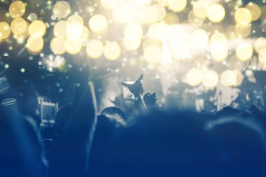 Yeni yıl konsepti - kalabalığı ve havai fişekleri neşelendirmek