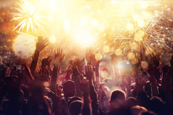 Acclamer la foule en regardant des feux d'artifice - nouveau concept année — Photo