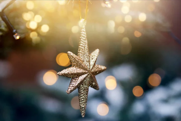 Χρυσό χριστουγεννιάτικο στολίδι στο δέντρο έλατου — Φωτογραφία Αρχείου