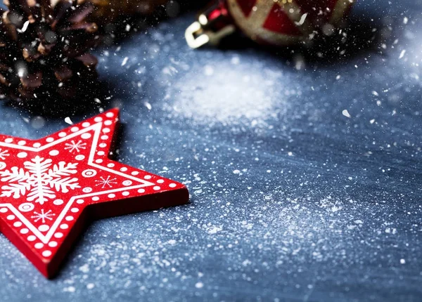 Mavi kar ile kırmızı Noel süsleri — Stok fotoğraf