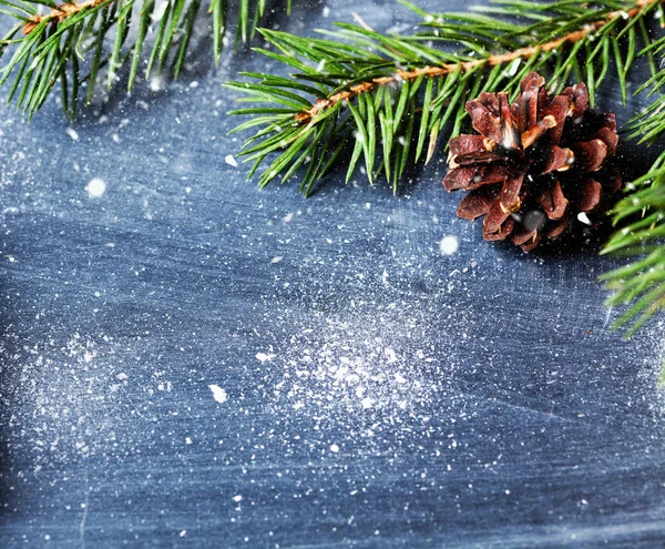 Красные рождественские украшения на синем с снегом — стоковое фото