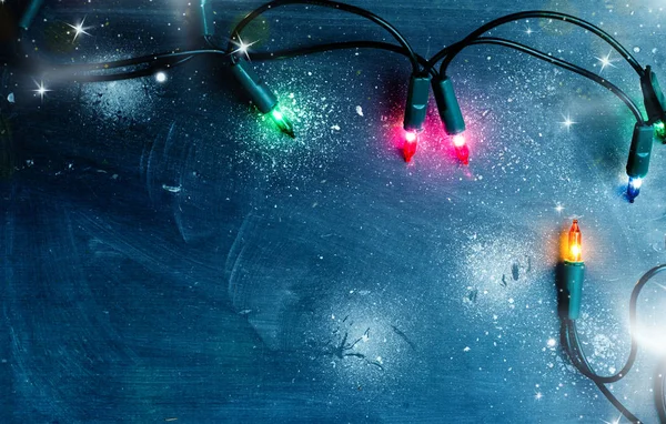 Barevné vánoční osvětlení na modrém pozadí — Stock fotografie