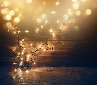 Ahşap arka planda Noel ışıkları