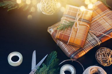 Noel hediyelerini paketliyorum.