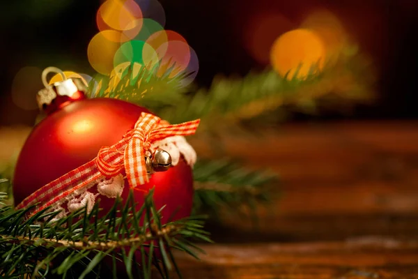 赤のクリスマスの装飾とライト — ストック写真