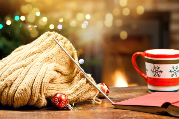 Prendas de punto de lana caliente y chimenea - acogedor invierno en casa — Foto de Stock