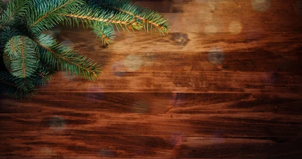 Fondo de madera de Navidad con ramas de abeto y bolas — Foto de Stock