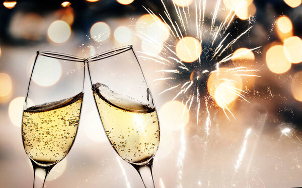 тосты с бокалами шампанского против праздничных огней и нового года
