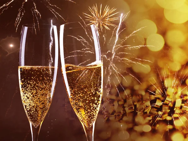 Brindare con bicchieri di champagne contro le luci delle vacanze e new y — Foto Stock