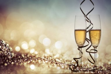 iki şampanya bardağı şeritler tatil ışıklar ve fi karşı