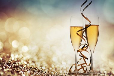 iki şampanya bardağı şeritler tatil ışıklar ve fi karşı