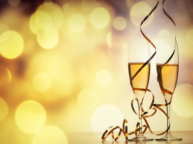 iki şampanya bardağı şeritler tatil ışıklar ve fi karşı