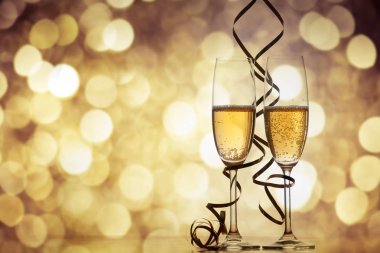 iki şampanya bardağı şeritler tatil ışıklar ve fi karşı