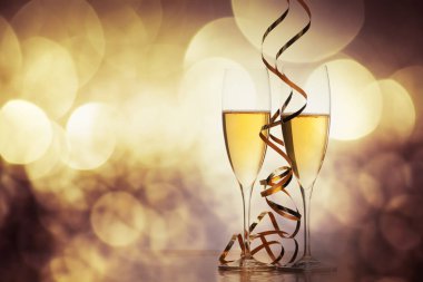 iki şampanya bardağı şeritler tatil ışıklar ve fi karşı