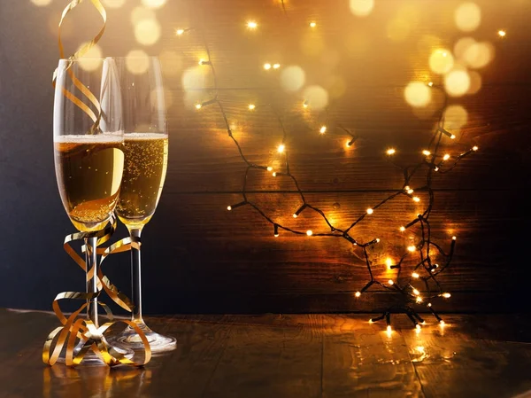 Dwa kieliszki do szampana z wstążkami przeciwko światła wakacje i Internetu — Zdjęcie stockowe