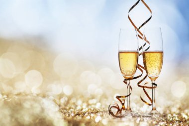 iki şampanya bardağı şeritler tatil ışıklar ve fi karşı