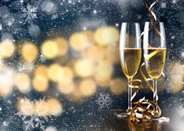 iki şampanya bardağı şeritler tatil ışıklar ve fi karşı