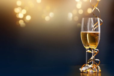 iki şampanya bardağı şeritler tatil ışıklar ve fi karşı