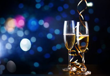 iki şampanya bardağı şeritler tatil ışıklar ve fi karşı