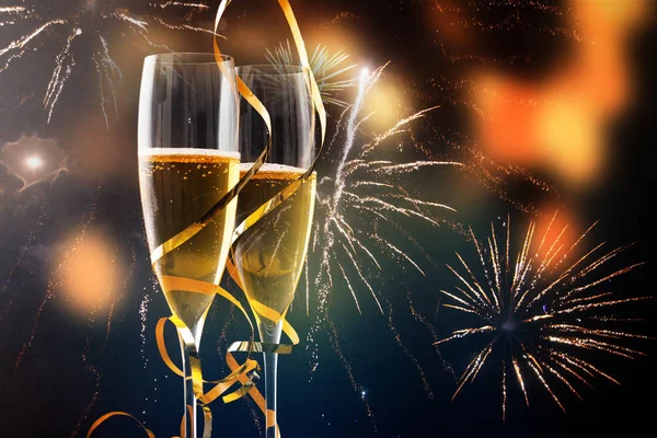 Due bicchieri di champagne con nastri contro le luci delle vacanze e fi — Foto Stock