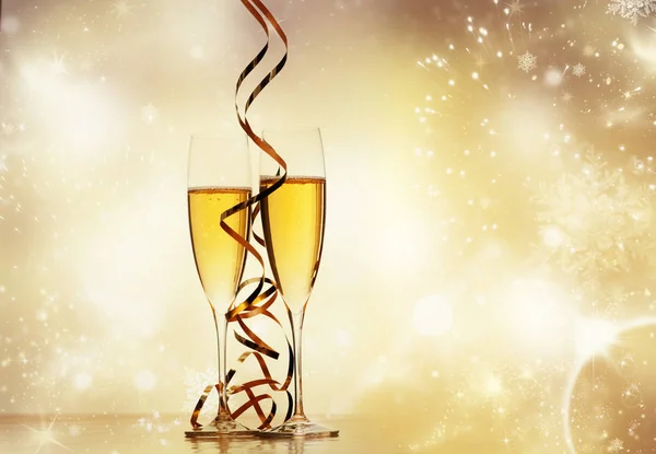 Dos copas de champán con cintas contra luces navideñas y fi —  Fotos de Stock
