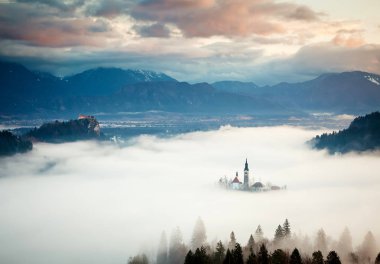 lake Bled şaşırtıcı güneş doğarken Ojstrica açısından, Slovenya, 