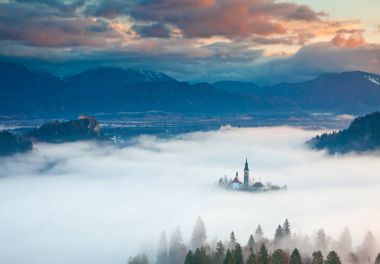 lake Bled şaşırtıcı güneş doğarken Ojstrica açısından, Slovenya, 