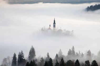lake Bled şaşırtıcı güneş doğarken Ojstrica açısından, Slovenya, 